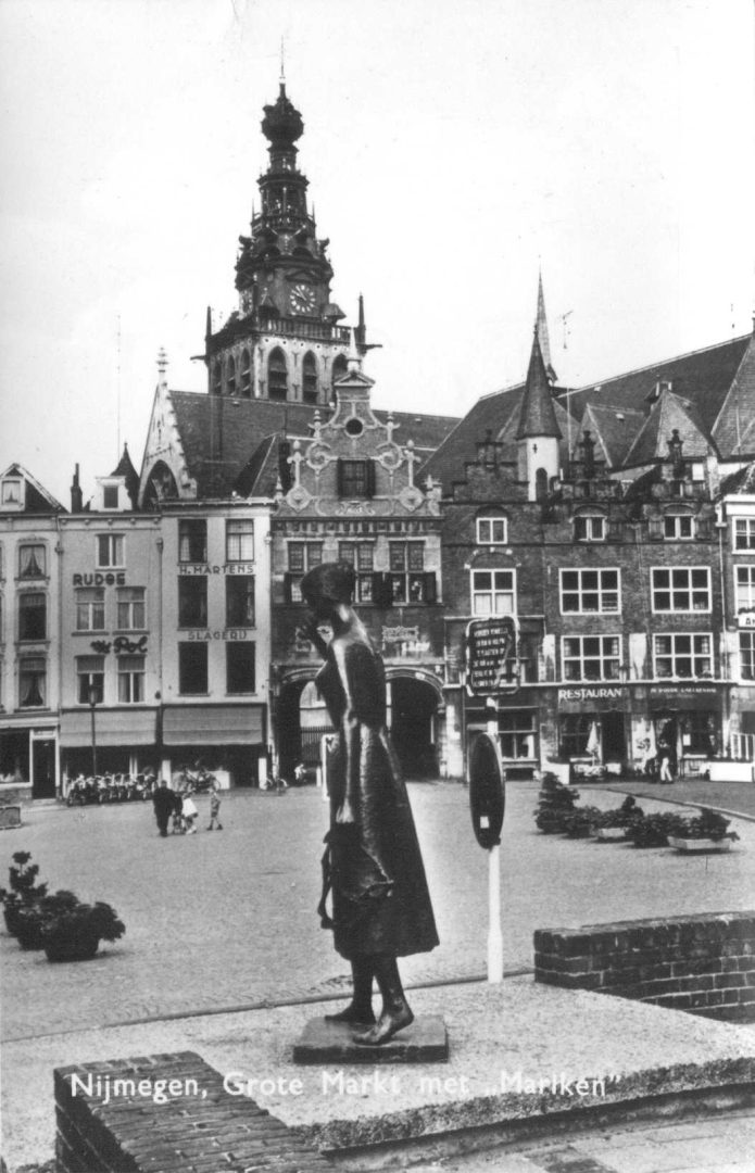 Stevens Skystories - Mariken-beeld-grote-markt-zie-auteursrechten-695x1080